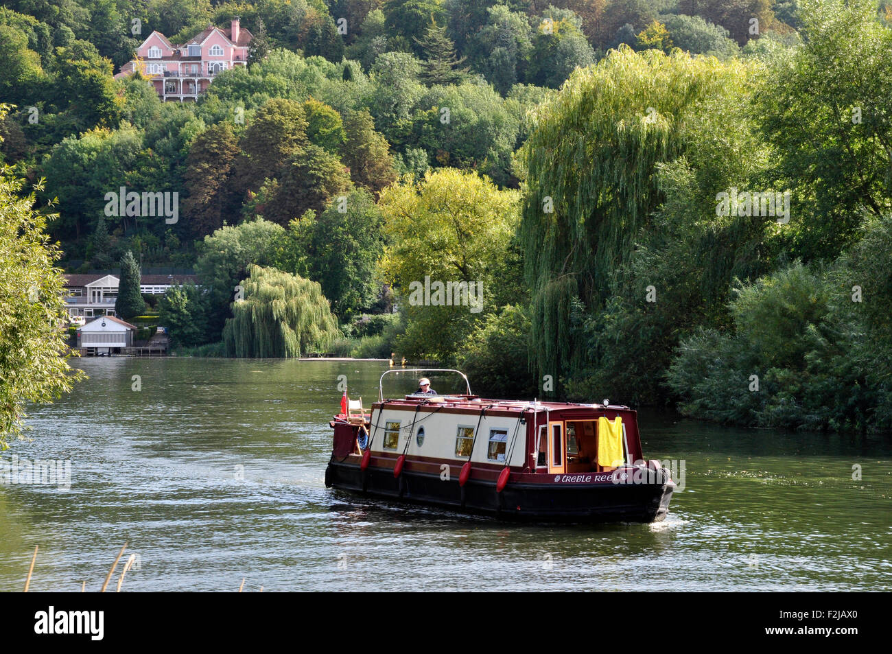 Marlow auf Themse - Weitergabe Narrow Boat - Hintergrund bewaldete Winter Hill - Sommer-Sonne - Bäume - Plätschern des Wassers - Reflexionen Stockfoto