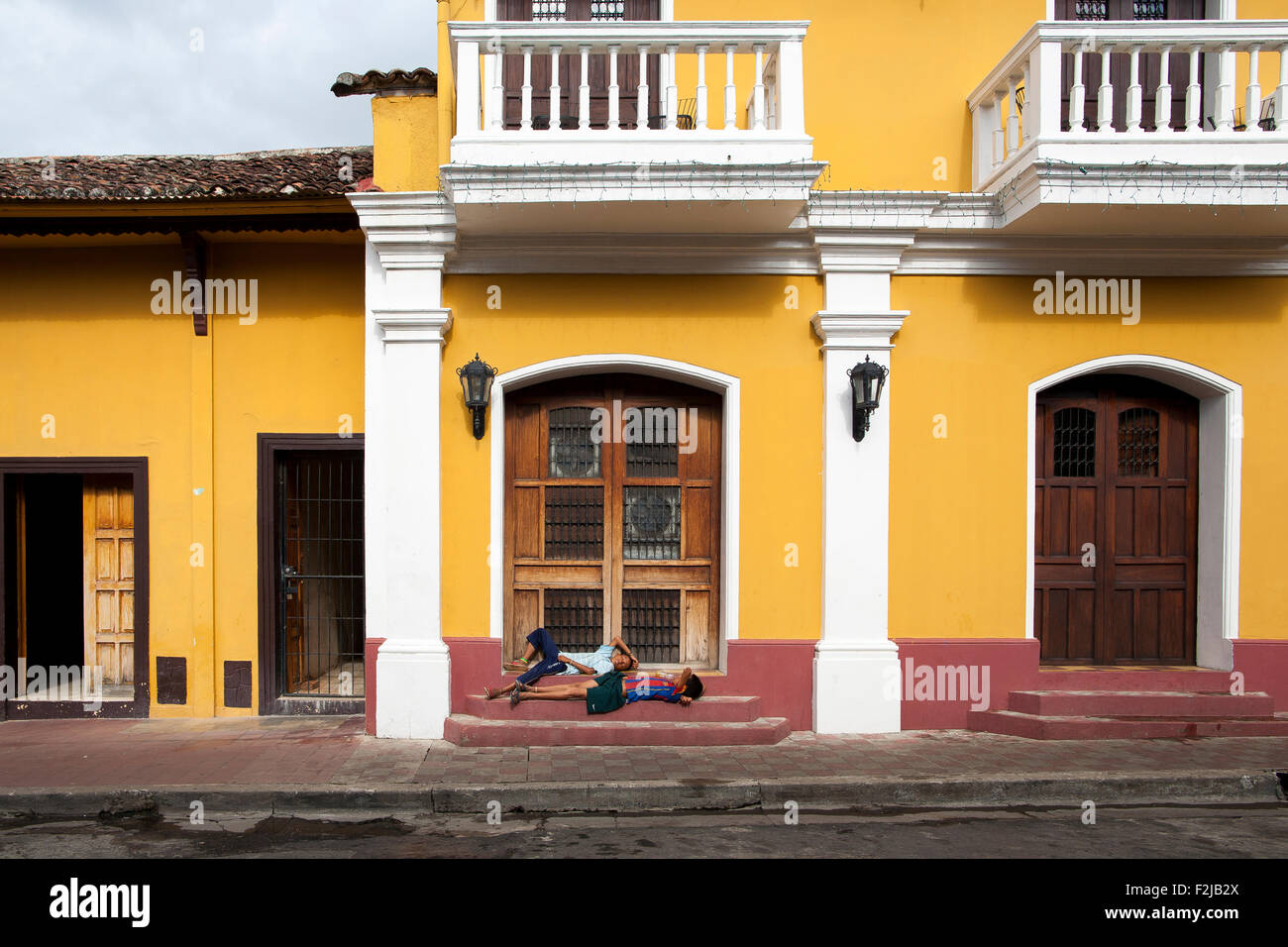 Obdachlose Kleber schnüffeln Jungen schlafen auf öffentlichen Schritte in Granada Nicaragua. Drogen und Obdachlosigkeit sind Probleme in der Stadt wachsen. Stockfoto