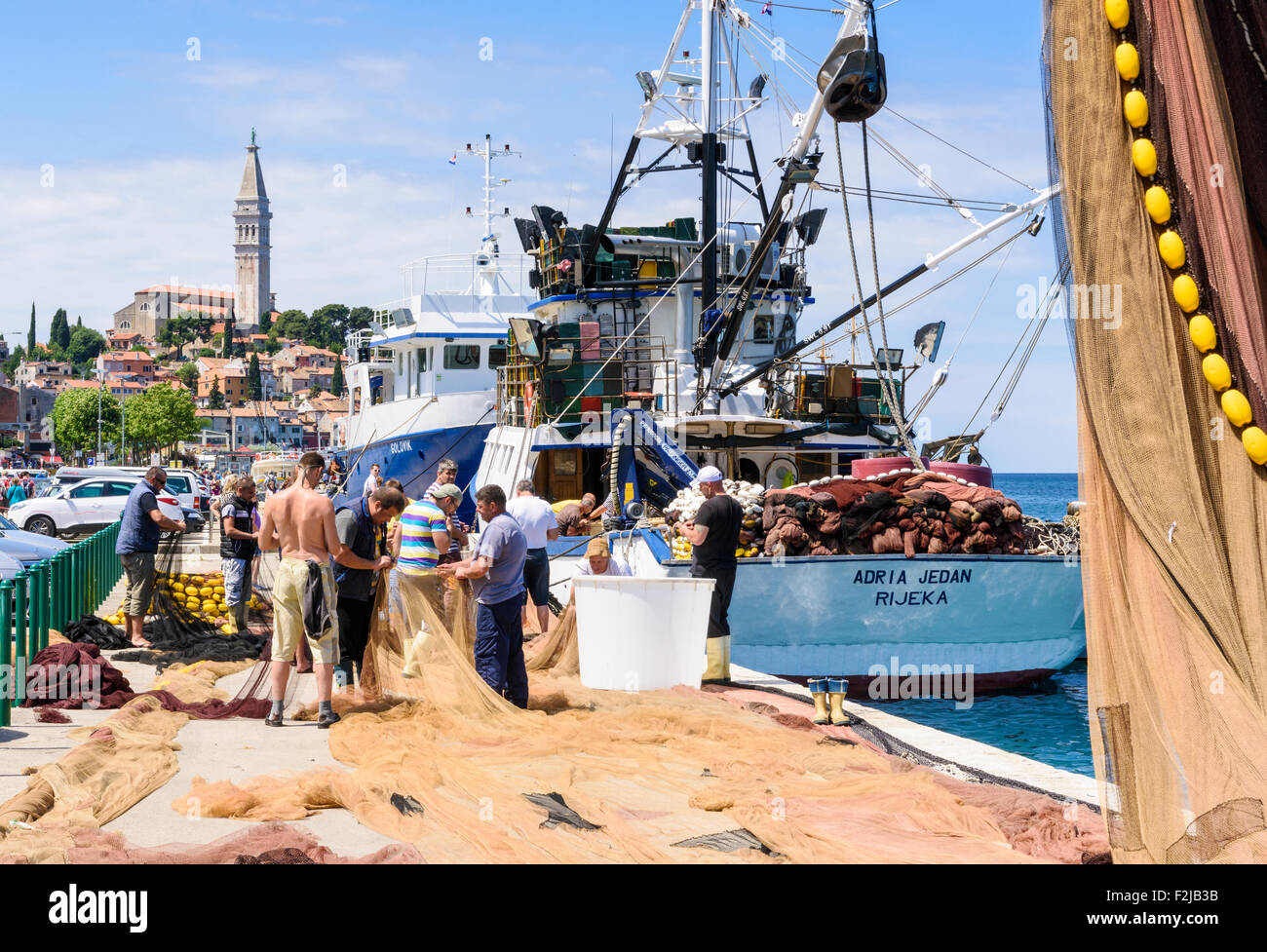Fischer, die tendenziell ihre Fischernetze in Rovinj, Kroatien Stockfoto