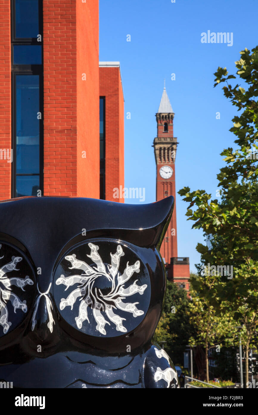 Die Eule-Skulptur und der Uhrturm der Universität Birmingham, Teil des Big Hoot Birmingham 2015, England Stockfoto