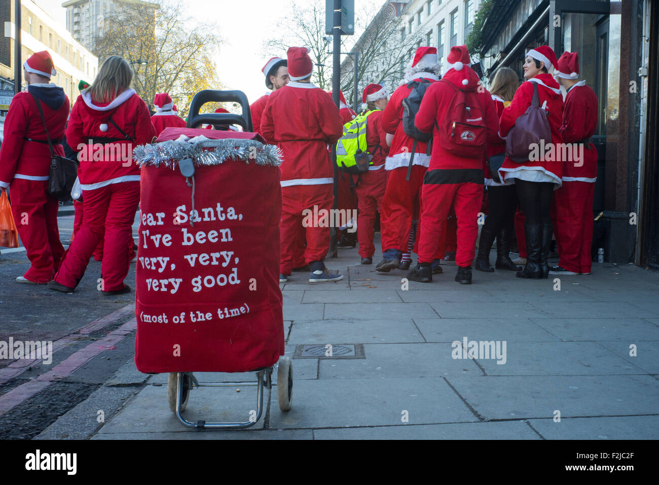 Jährlichen Christmas Santa Spaziergang Camden Town Mornigton Halbmond London 2014 Stockfoto