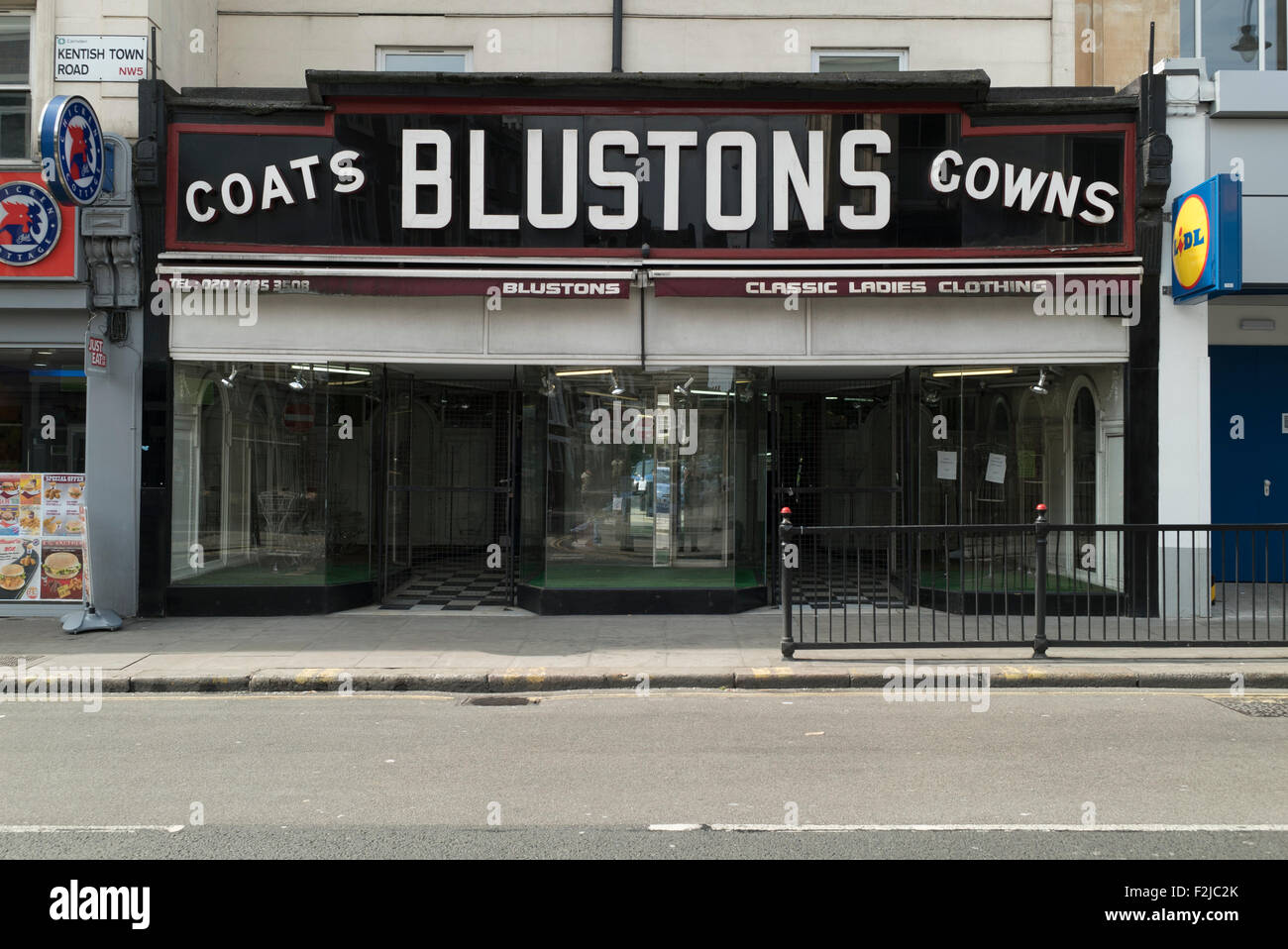 Blustons Geschäft für Damenbekleidung in Kentish Town London aufgeführt Fassade Stockfoto