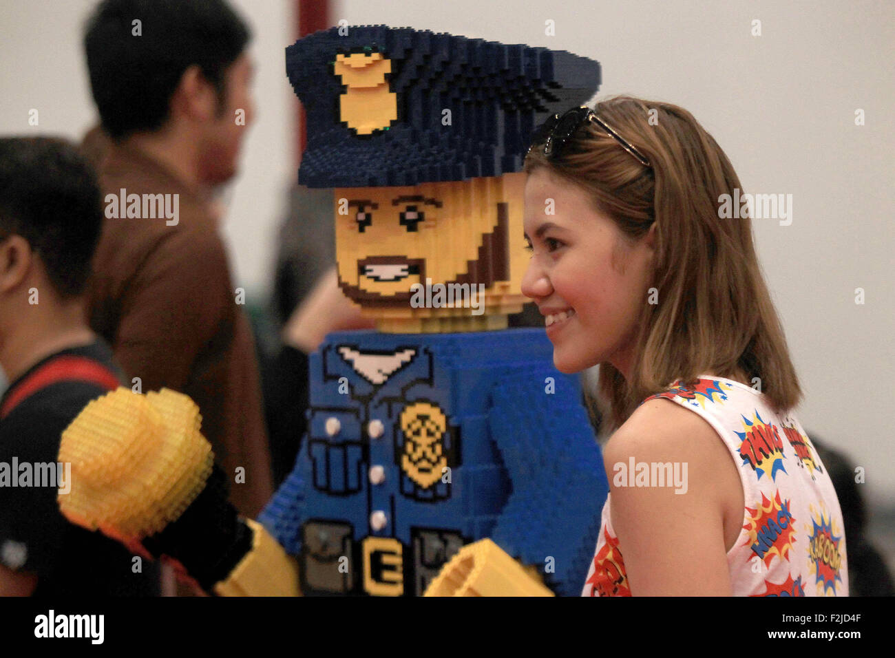 Pasay City, Philippinen. 20. Sep, 2015. Eine Frau mit einem riesigen Lego-Spielzeug stellt während der 2015 Asien Pop Comic Convention (APCC) in Pasay City, Philippinen, 20. September 2015. Der APCC verfügt über berühmte Persönlichkeiten aus verschiedenen Spielsachen, Spiele, Superhelden, Animationen und Filme mit Wettbewerben für die besten Kostüme für pop-Kultur-Enthusiasten. © Rouelle Umali/Xinhua/Alamy Live-Nachrichten Stockfoto