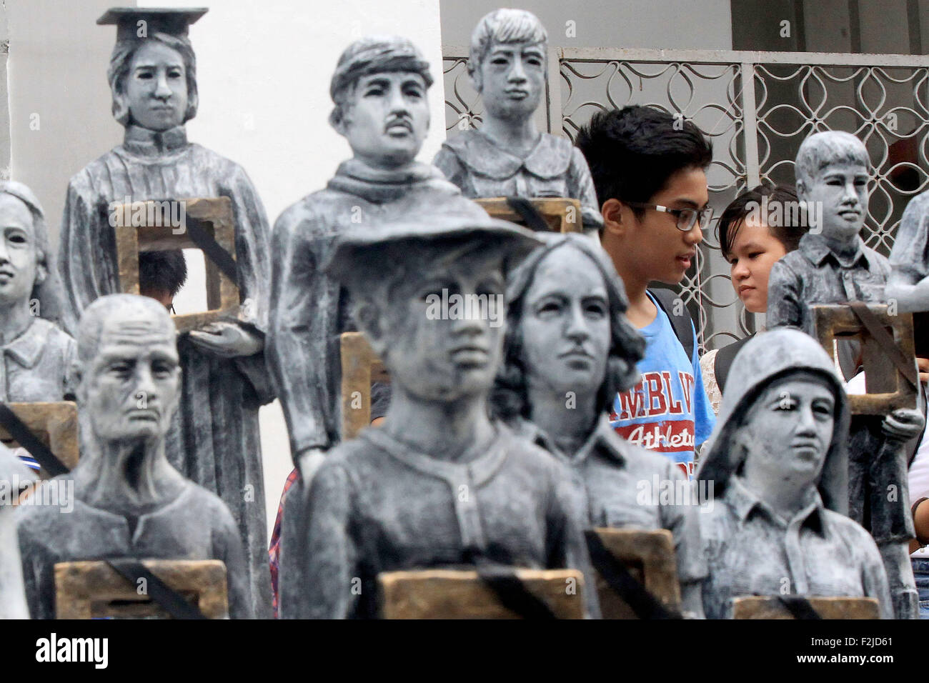 Quezon City, Philippinen. 20. Sep, 2015. Schüler betrachten Kunstwerke Installation an der Universität der Philippinen in Quezon City, Philippinen, 20. September 2015 angezeigt. Die Installationskunst erfolgt unter Beachtung der Jahrestag der Verhängung des Kriegsrechts und die Opfer von Verschleppungen oder "Desaparecidos" verewigt. © Rouelle Umali/Xinhua/Alamy Live-Nachrichten Stockfoto