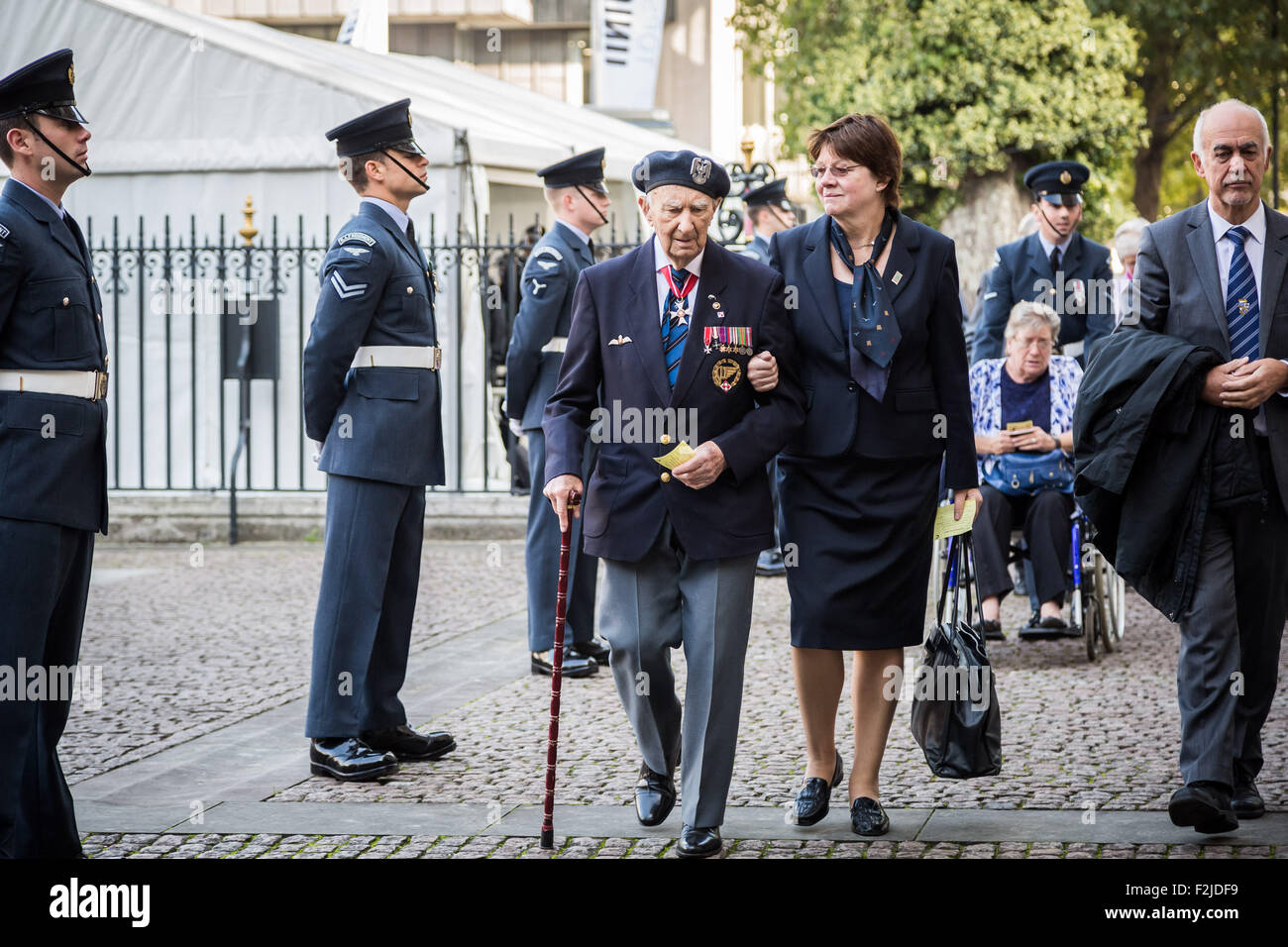 London, UK. 20. September 2015.  Eine Veteran der polnischen Luftwaffe kommt von Familie begleitet. Kriegsveteranen, dienen Welt Militär- und Gäste besuchen Schlacht von Großbritannien Service von Thanksgiving an Church House, Westminster Credit: Guy Corbishley/Alamy Live News Stockfoto