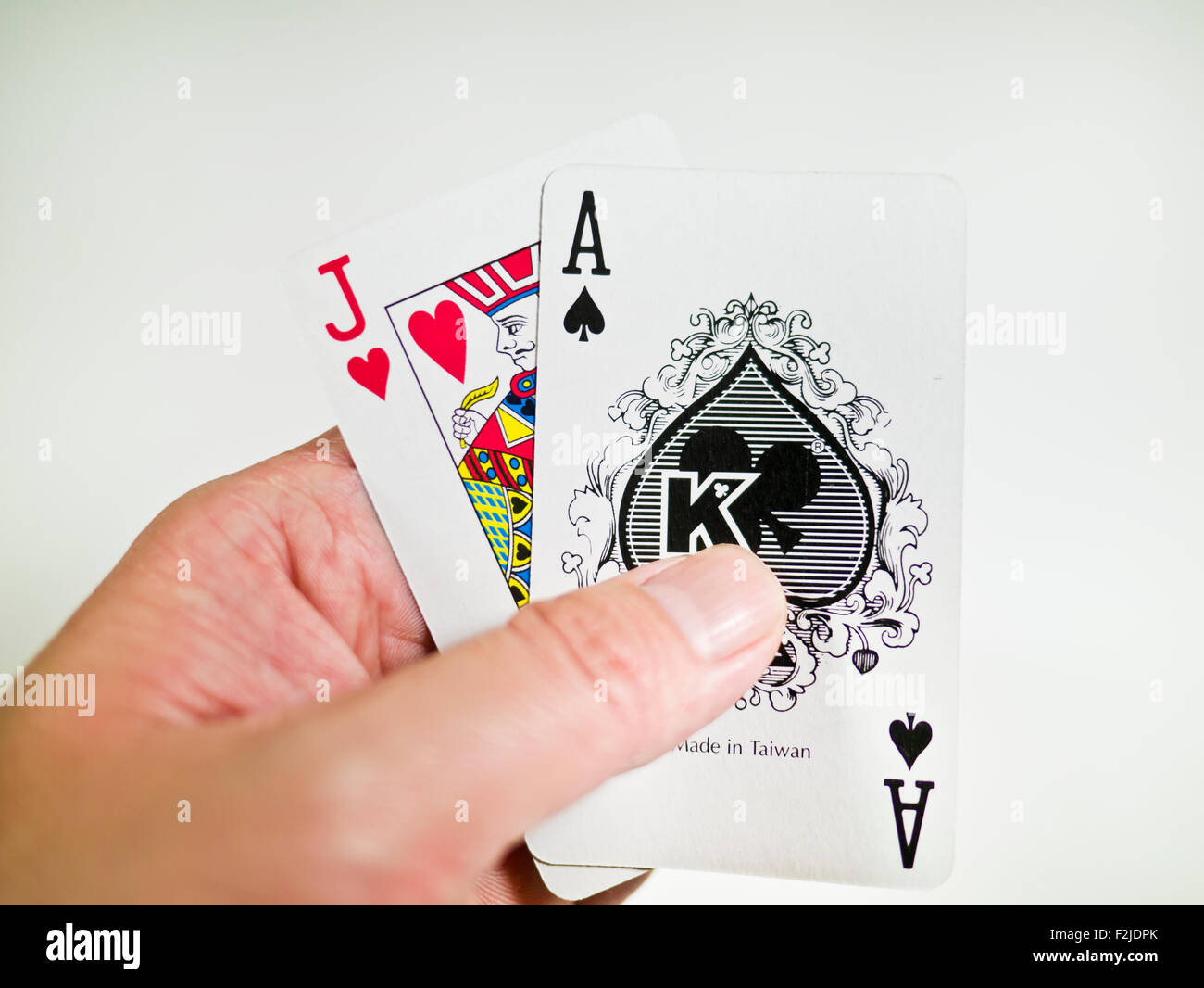eine Runde Blackjack auf weißem Hintergrund Stockfoto