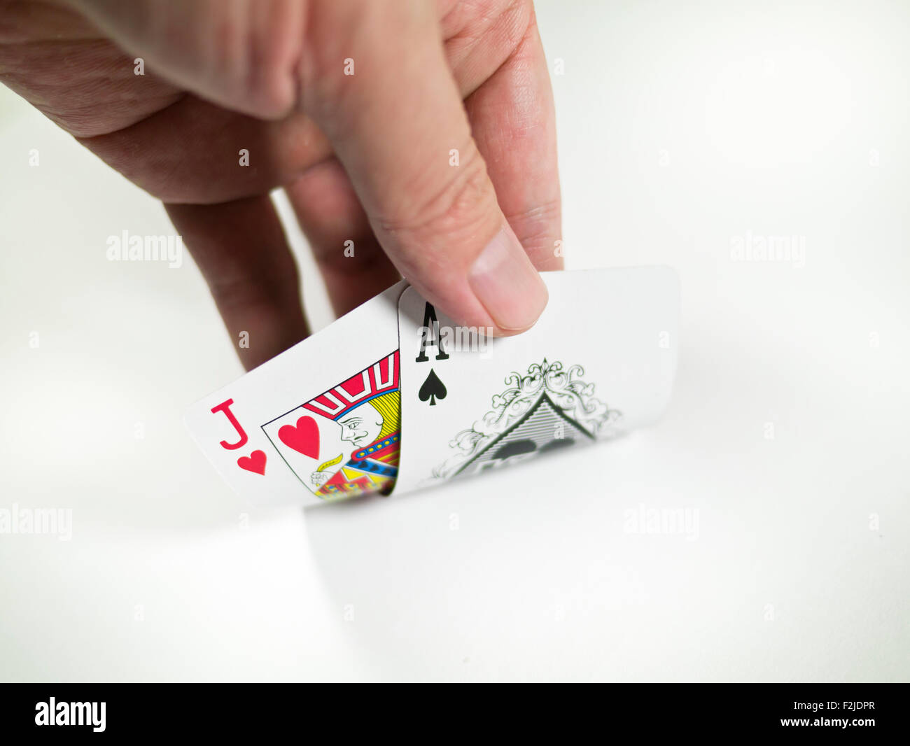 eine Runde Blackjack auf weißem Hintergrund Stockfoto