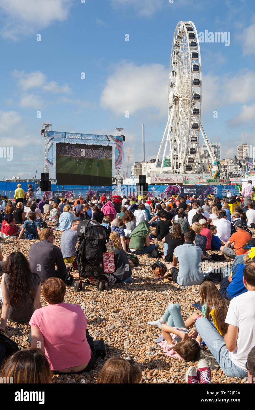 Brighton, UK. 20. September 2015. Rugby World Cup 2015: Zuschauer in der Fanzone auf Brighton Seafront beobachten das Spiel gegen die USA und Samoa auf Sonntag, 20. September 2015 Credit: DB Bilder/Alamy Live News Stockfoto