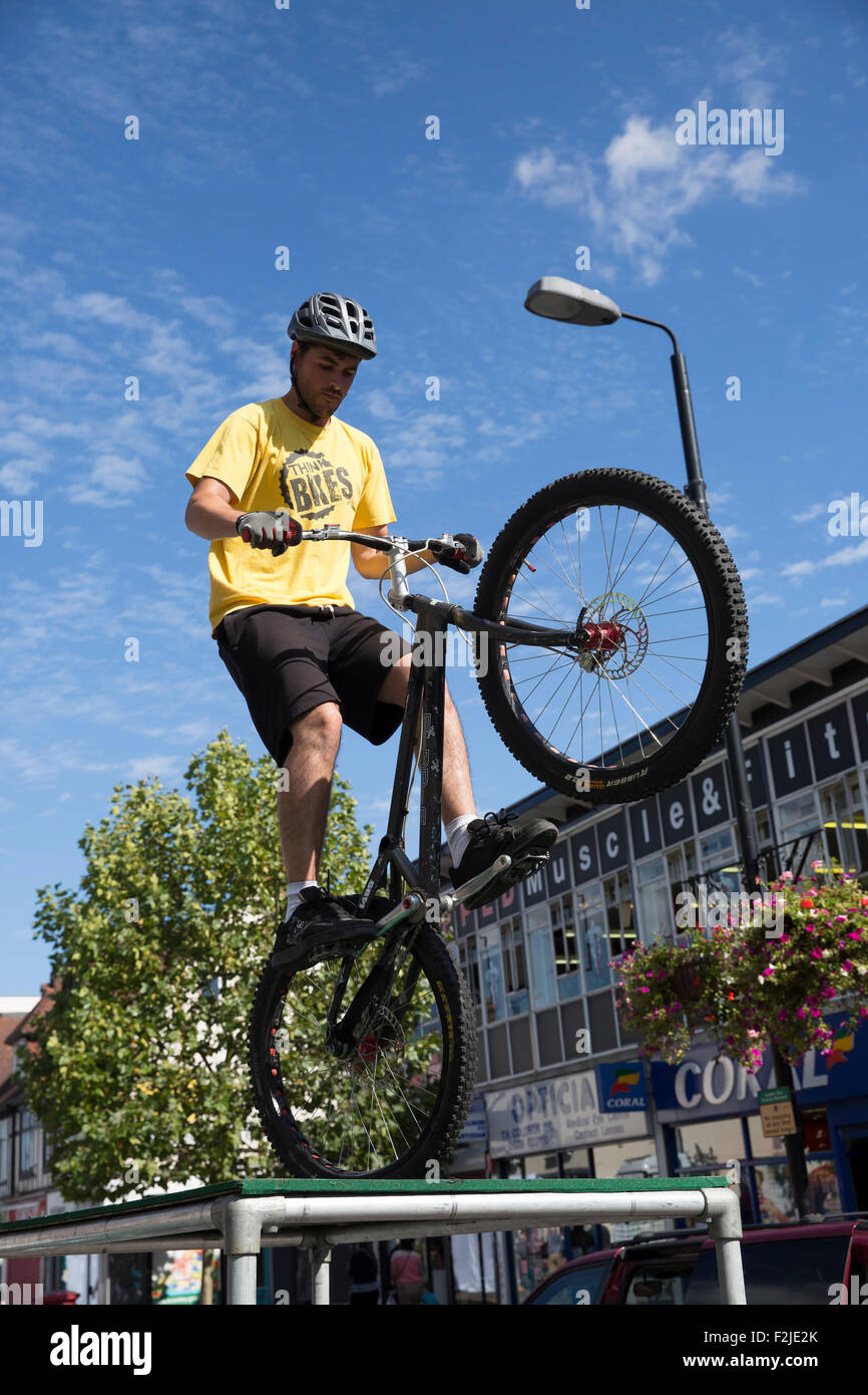 Orpington, UK, 20. September 2015, Orpington High Street wurde eine Freizone Verkehr als Radfahrer übernahm. Andy Johnson führt eine Betäubung Credit: Keith Larby/Alamy Live News Stockfoto