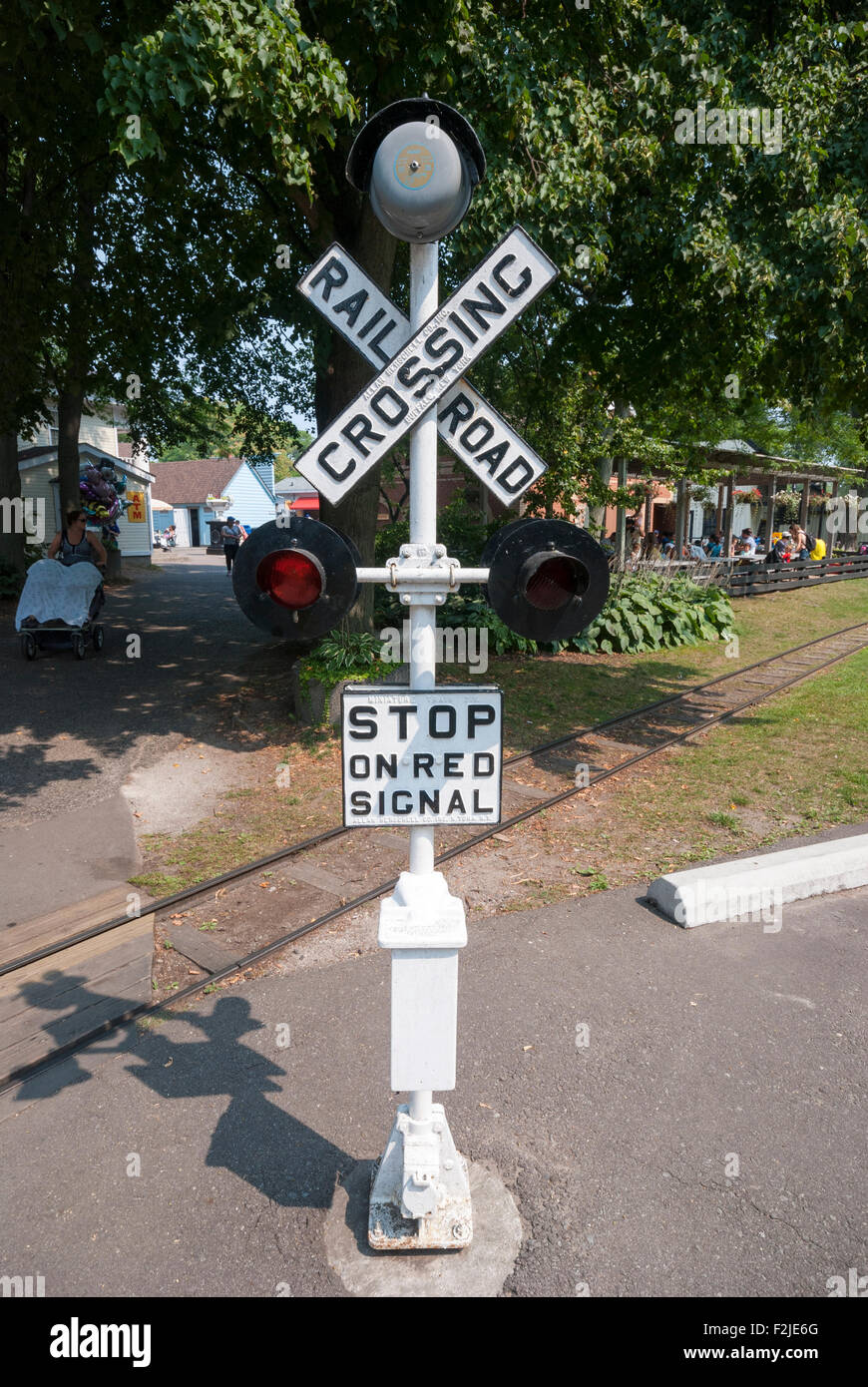 Eine Kreuzung Zeichen für eine touristische Parkeisenbahn im Centreville Amusement Park auf Toronto Island. Stockfoto