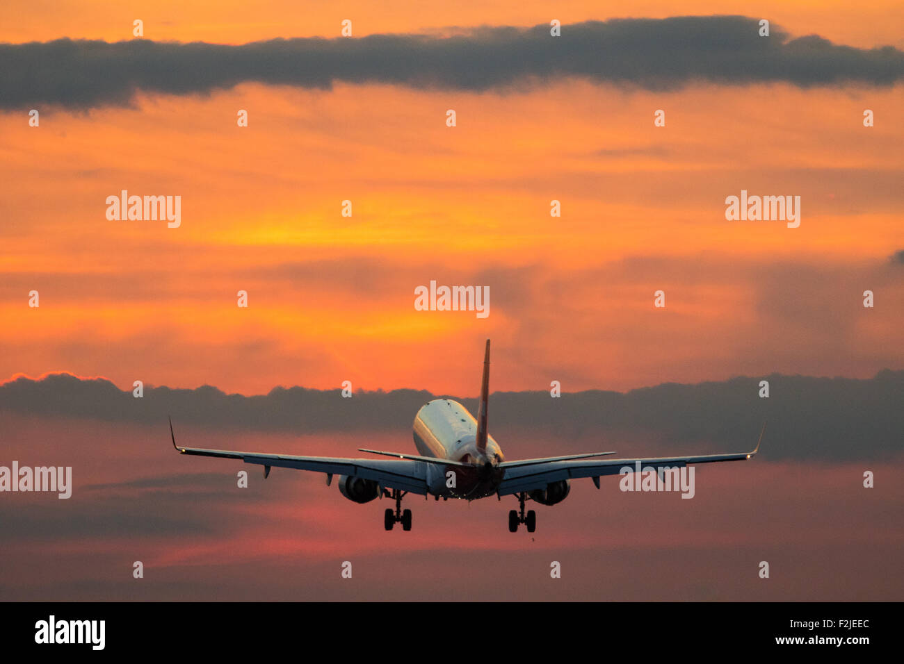London-Heathrow, 19. September 2015. Ein Airbus A320 landet beim Sonnenuntergang am London Heathrow Runway 27R. Bildnachweis: Paul Davey/Alamy Live-Nachrichten Stockfoto