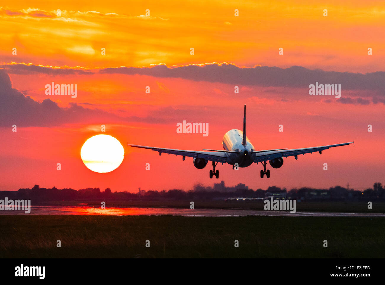 London-Heathrow, 19. September 2015. Ein Airbus A320 landet beim Sonnenuntergang am London Heathrow Runway 27R. Bildnachweis: Paul Davey/Alamy Live-Nachrichten Stockfoto
