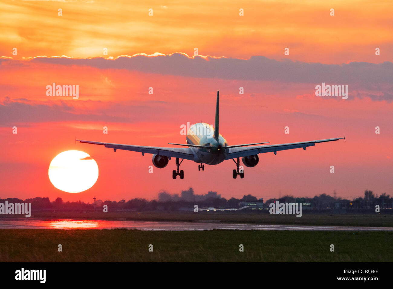 London-Heathrow, 19. September 2015. Ein Airbus A320 landet beim Sonnenuntergang am London Heathrow Runway 27R. Bildnachweis: Paul Davey/Alamy Live-Nachrichten Stockfoto