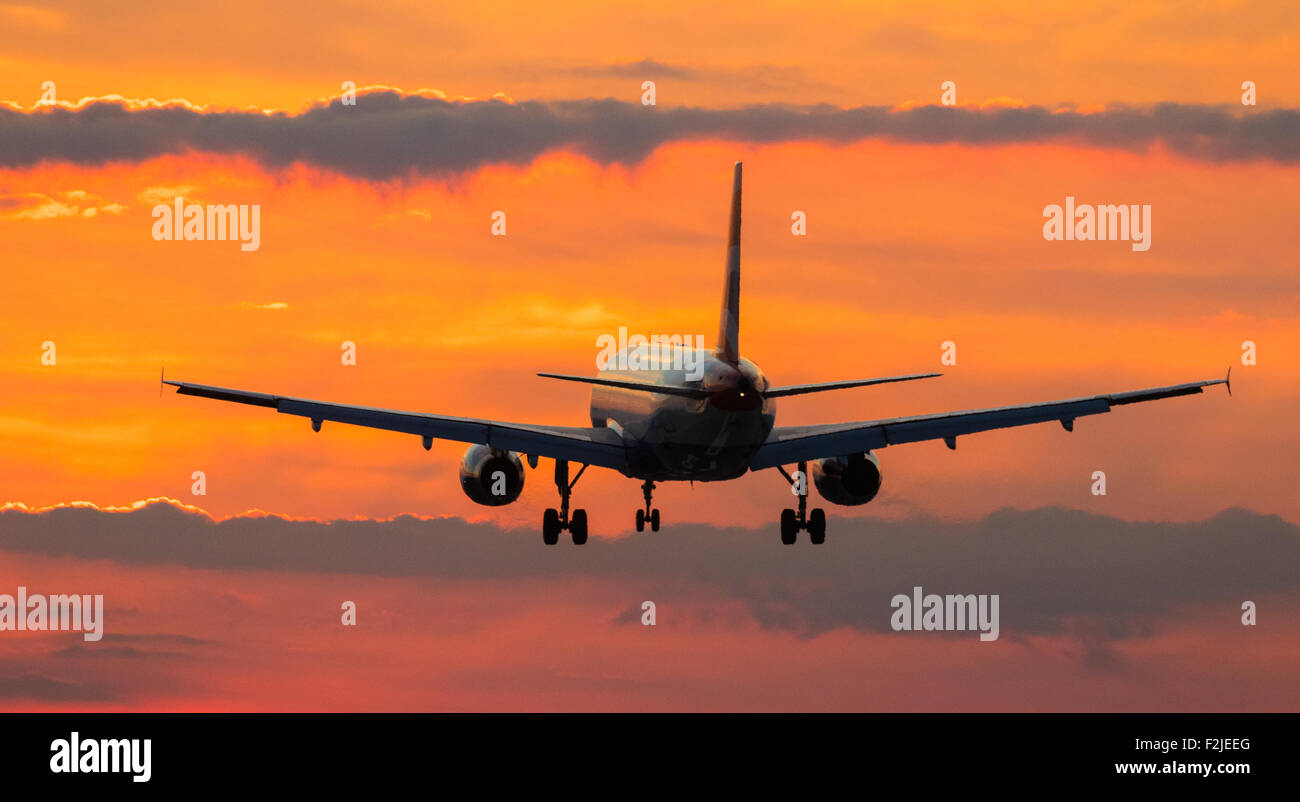 London-Heathrow, 19. September 2015. Ein Airbus A320 landet beim Sonnenuntergang am London Heathrow Runway 27R. Bildnachweis: Paul Davey/Alamy Live-Nachrichten Stockfoto