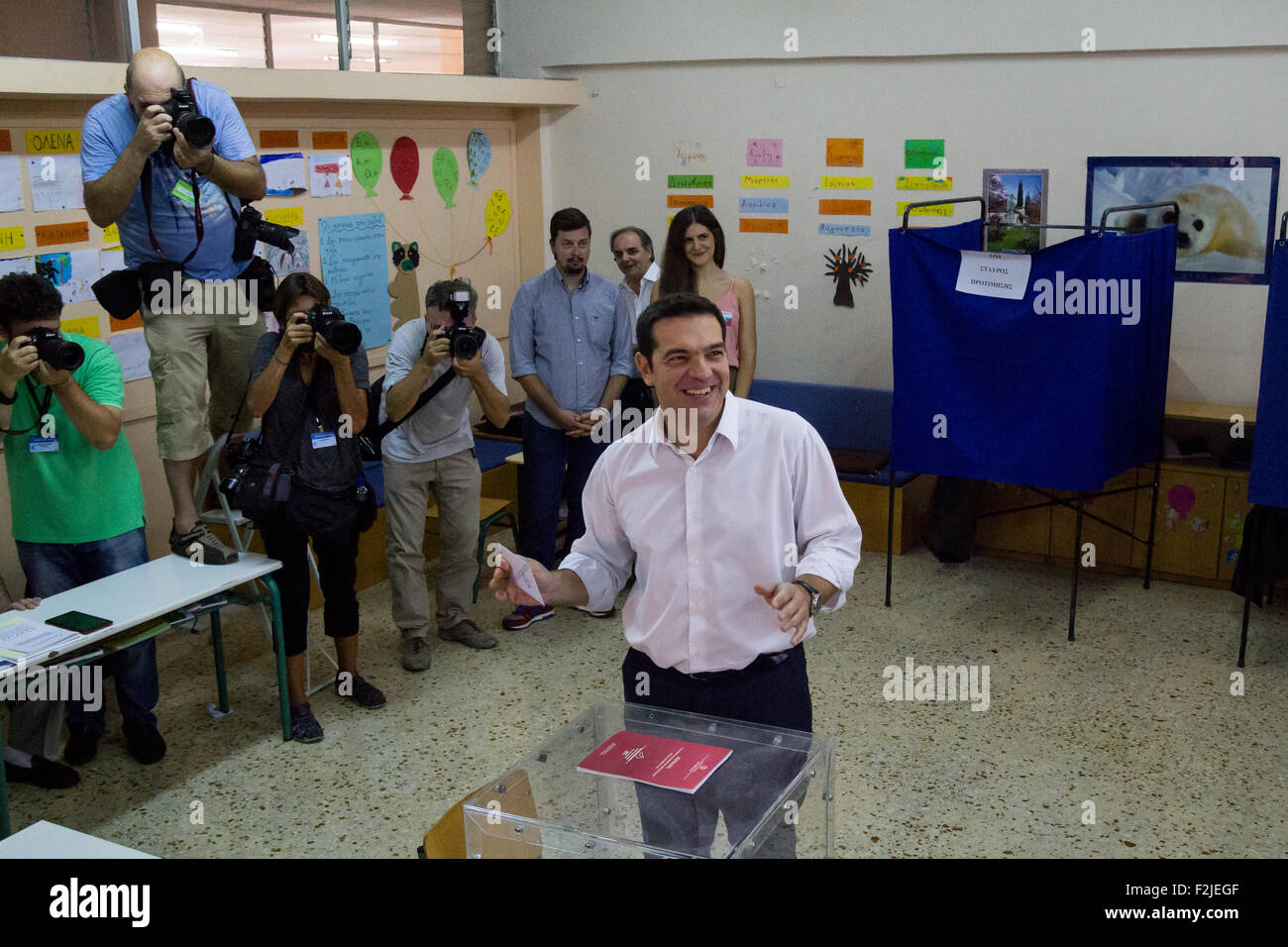 Athen, Griechenland. 20. Sep, 2015. Syriza Führer Alexis Tsipras wirft seine Stimme bei den Parlamentswahlen. Griechen-Abstimmung zum zweiten Mal im Jahr 2015 nach Syriza-Regierung die parlamentarische Mehrheit aufgrund der Vereinbarung verlor mit den Gläubigern Griechenlands im Juli unterzeichnet. Bildnachweis: Kostas Pikoulas/Pacific Press/Alamy Live-Nachrichten Stockfoto