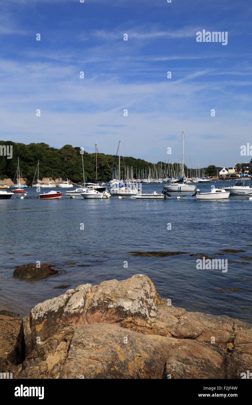 Ansicht von festgemachten Segelbooten und Ile de Conleau von La Pointe De La Presqu'Île de Langle, Port Anna, Morbihan, Bretagne, Frankreich Stockfoto