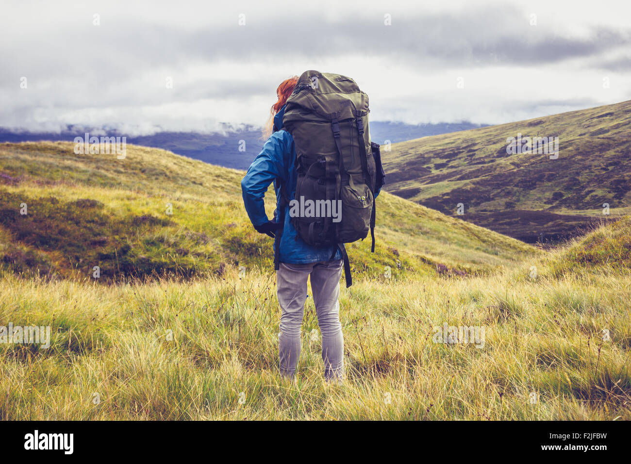 Wanderer stehen in Wildnis mit einem großen Rucksack Stockfoto