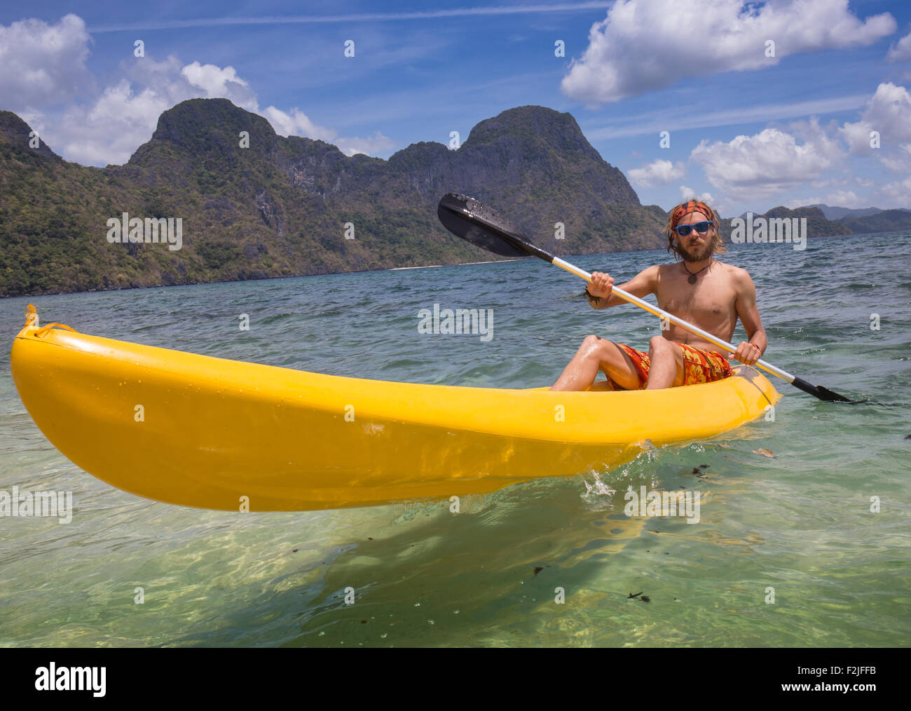 Junge Menschen im Kajak Rudern Stockfoto