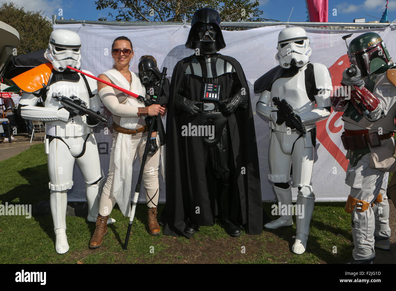 Old Steine, Brighton, East Sussex, Großbritannien. Familie & Freunde gekleidet als Charaktere aus den Star Wars-Filmen bei Cosplay bei den Costume Games 2015, Br. 20.. September 2015 Stockfoto