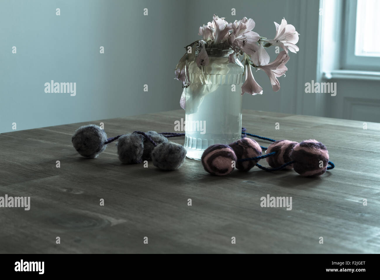 Melancholische Szene ein Glas mit Blumen Stockfoto