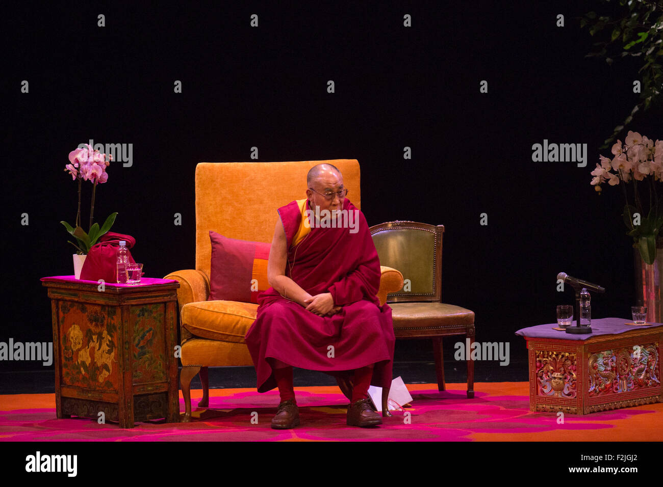 London, UK. 20. September 2015. Seine Heiligkeit der 14. Dalai Lama spricht auf der Bühne des Londoner Coliseum von Ahimsa – Indiens Beitrag für die Welt. Zur gleichen Zeit fand die Proteste gegen seine Heiligkeit der internationalen Shugden Gemeinschaft in St. Martins Lane.  Bildnachweis: Lebendige Bilder/Alamy Live-Nachrichten Stockfoto