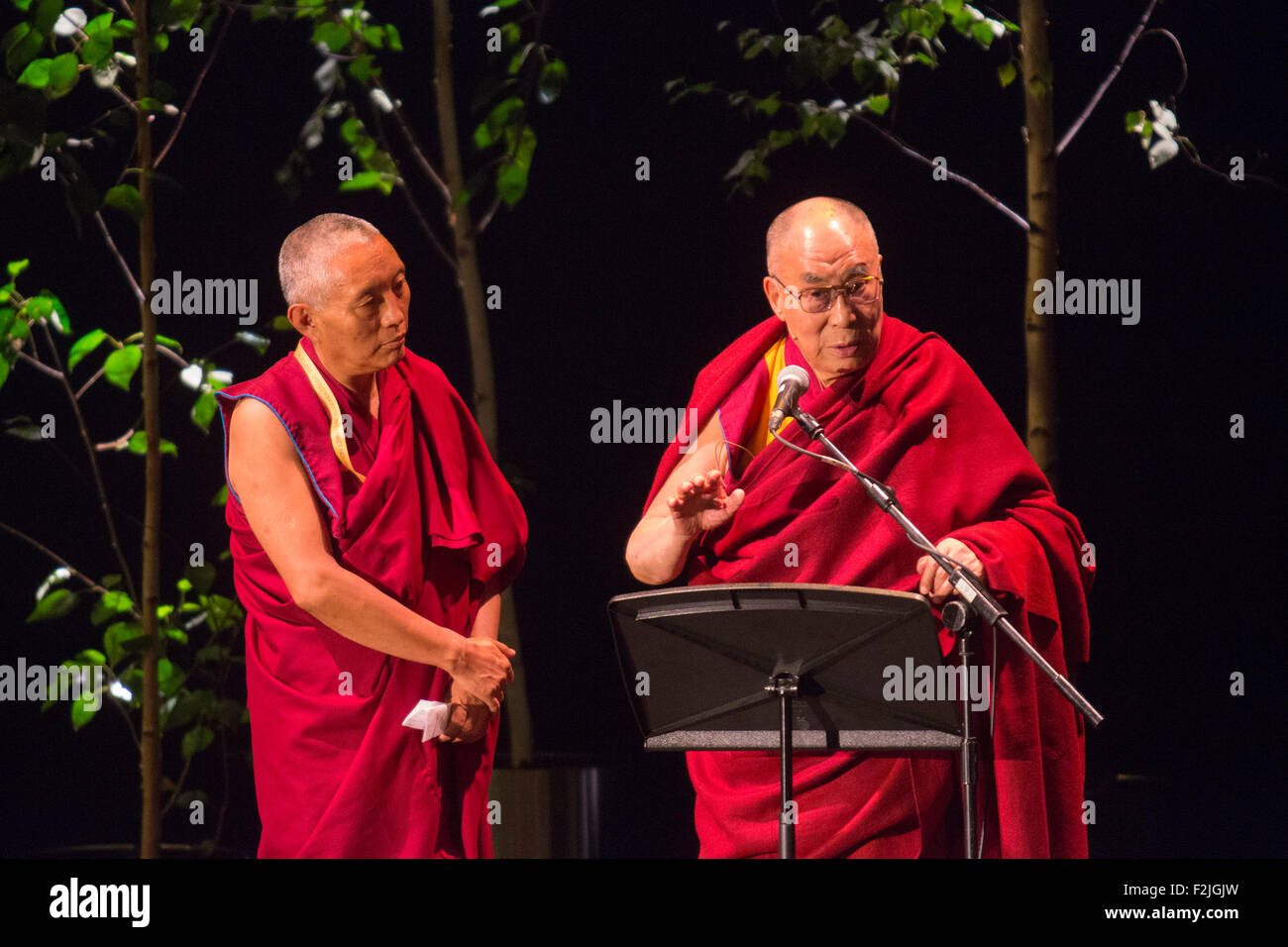 London, UK. 20. September 2015. Seine Heiligkeit der 14. Dalai Lama spricht auf der Bühne des Londoner Coliseum von Ahimsa – Indiens Beitrag für die Welt. Der Dalai Lama ist auf der Bühne Geshe Tashi Tsering von Jamyang buddhistischen Zentrum Kennington eine Zwangspause einlegen. t fand gleichzeitig Proteste gegen seine Heiligkeit der internationalen Shugden Gemeinschaft in St. Martins Lane. Bildnachweis: Lebendige Bilder/Alamy Live-Nachrichten Stockfoto