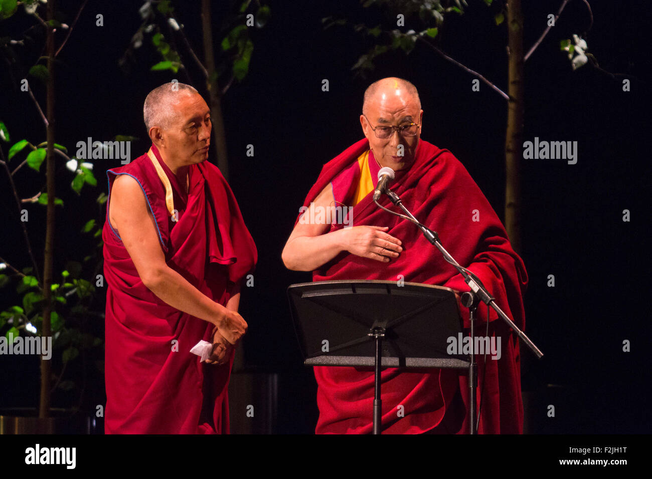 London, UK. 20. September 2015. Seine Heiligkeit der 14. Dalai Lama spricht auf der Bühne des Londoner Coliseum von Ahimsa – Indiens Beitrag für die Welt. Der Dalai Lama ist auf der Bühne Geshe Tashi Tsering von Jamyang buddhistischen Zentrum Kennington eine Zwangspause einlegen. t fand gleichzeitig Proteste gegen seine Heiligkeit der internationalen Shugden Gemeinschaft in St. Martins Lane. Bildnachweis: Lebendige Bilder/Alamy Live-Nachrichten Stockfoto