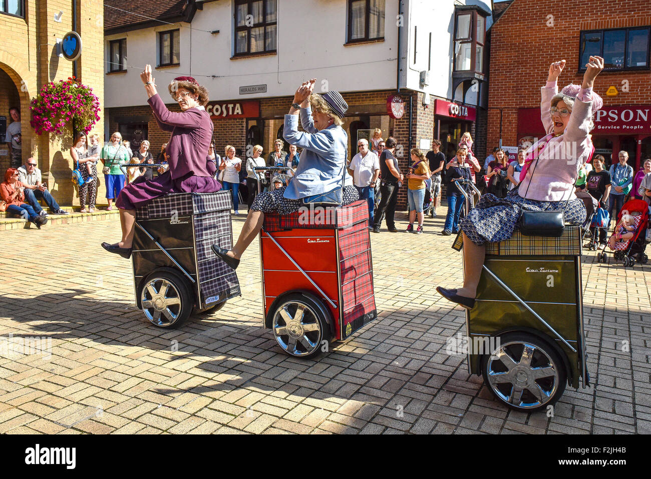 South Woodham Ferrers, UK. 20. September 2015. Die weltweit erste und nur einkaufen Display Danceteam, Oma Turismo, führen in South Woodham Ferrers Stadtzentrum entfernt. Bildnachweis: Gordon Scammell/Alamy Live-Nachrichten Stockfoto