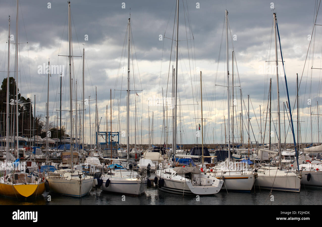 Viele Boote, in Grignano pier Stockfoto