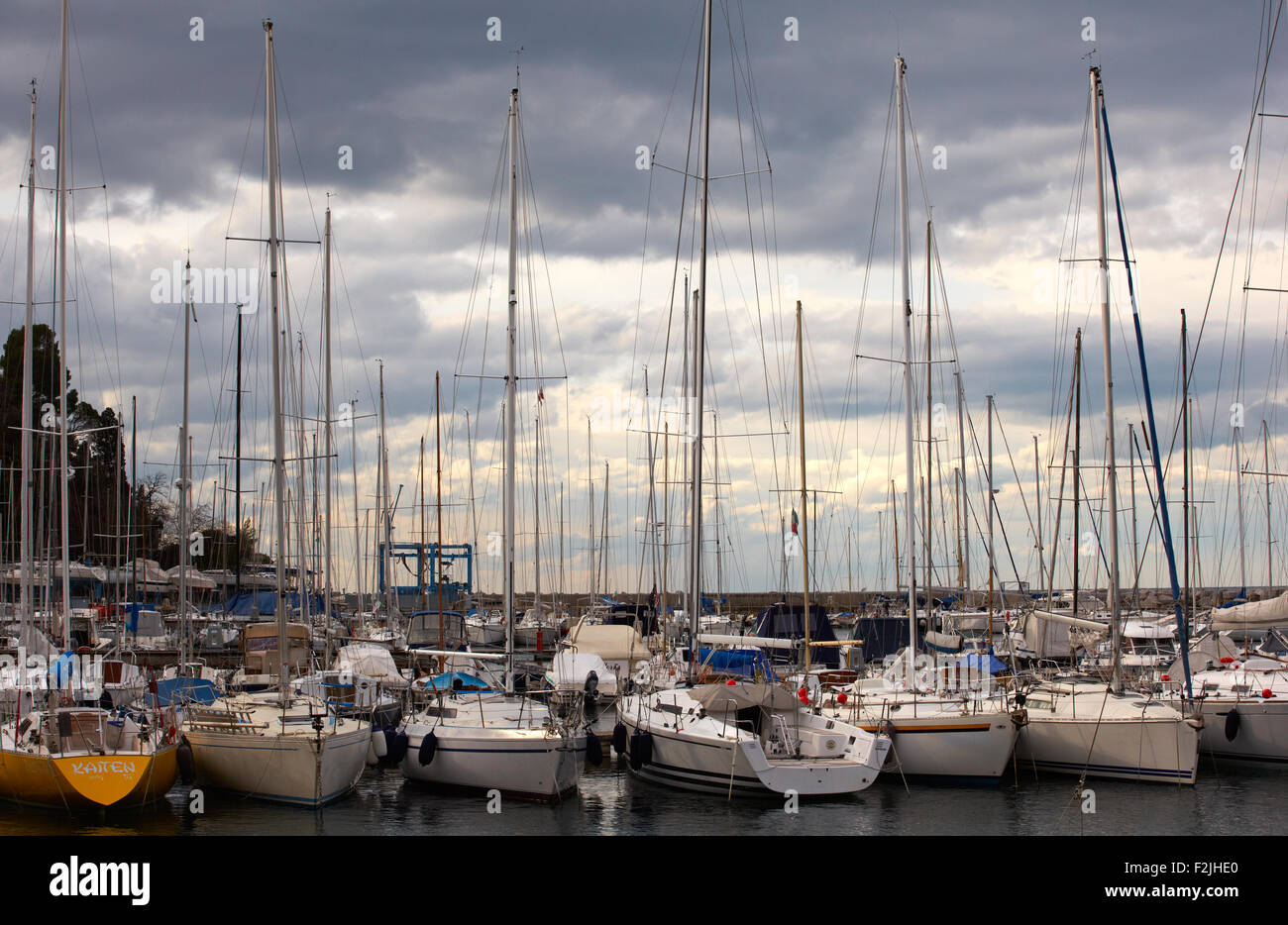 Viele Boote, in Grignano pier Stockfoto