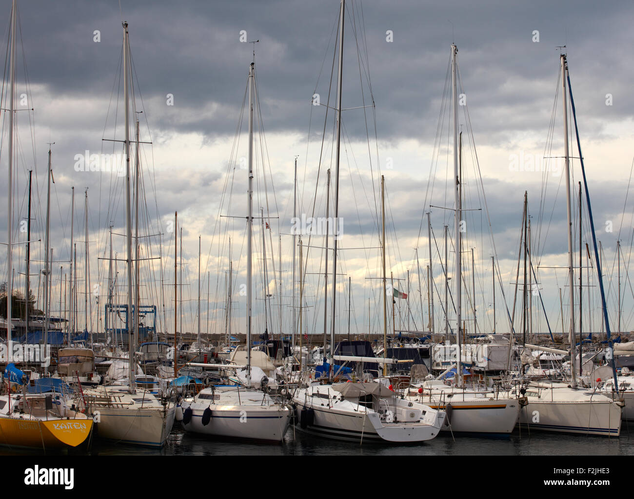 Viele Boote, in Grignano pier Stockfoto