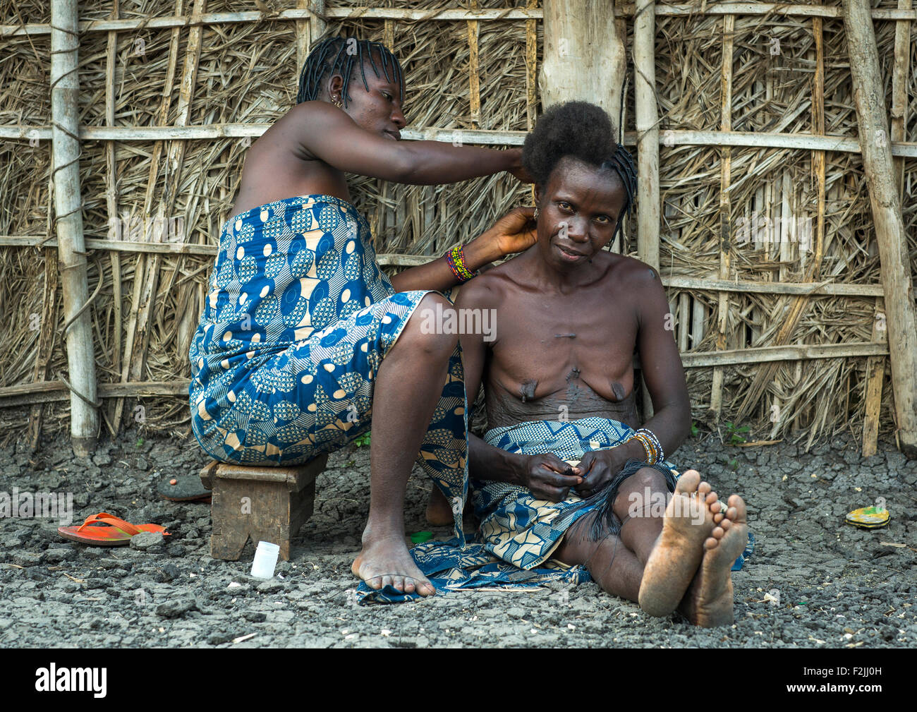 Benin, Westafrika, Onigbolo Isaba, Friseur zu Hause in Holi Stamm Stockfoto