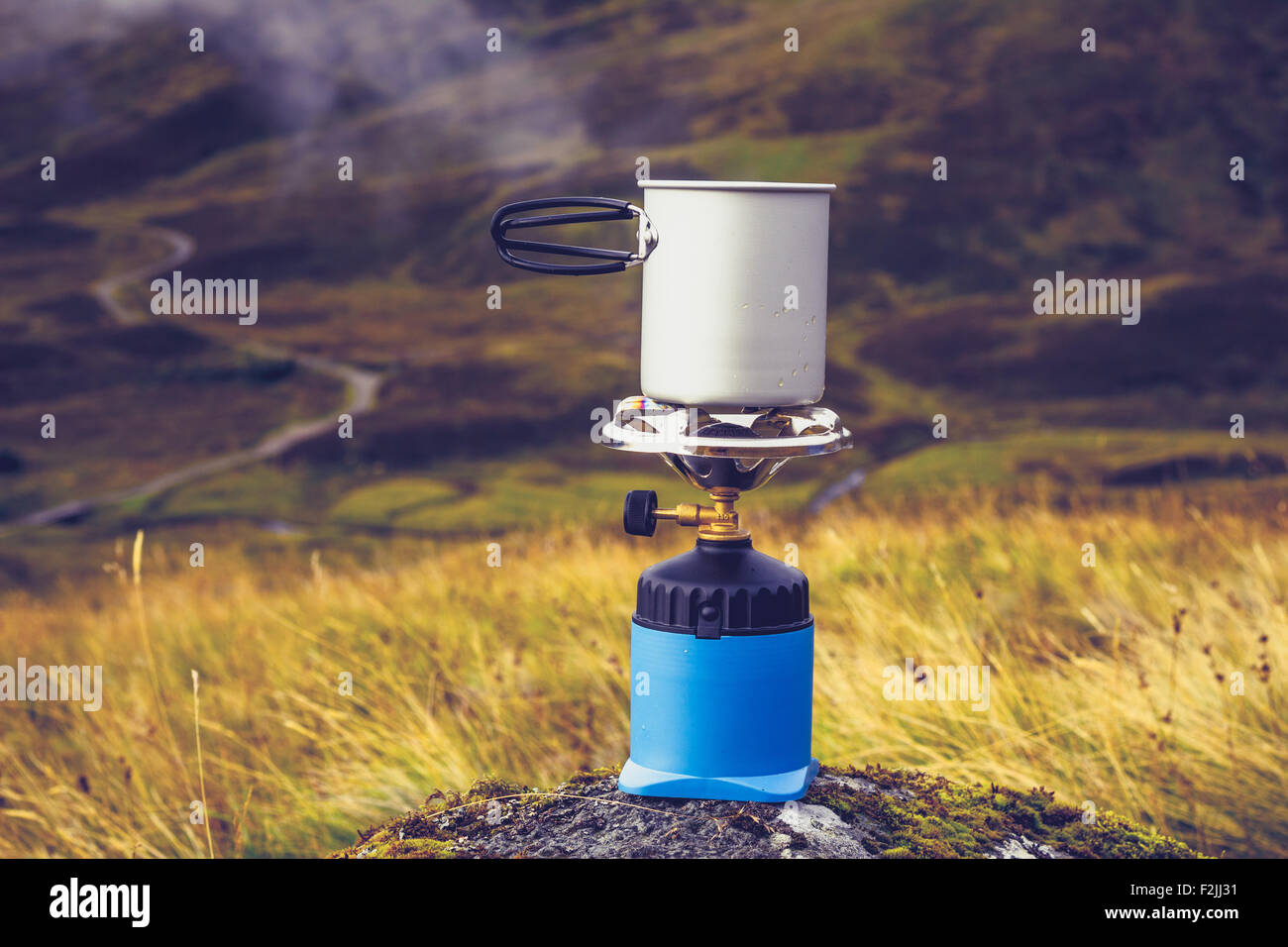 Campingkocher mit kochendem Wasser in der Natur Stockfoto