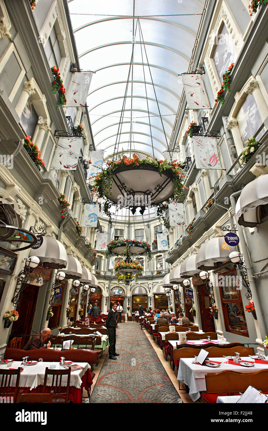 Foto aus der "Çiçek Pasaji" ("Blume-Passage") auf der Istiklal Caddesi ("Caddesi"), Beyoglu, Istanbul Stockfoto