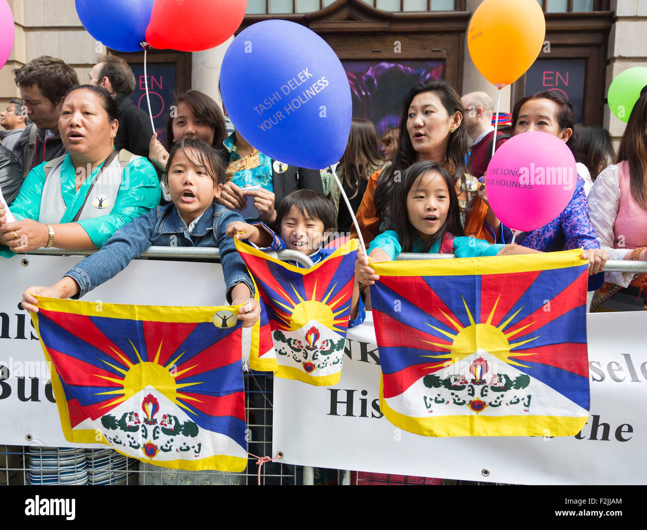 London, UK. 20. September 2015. Anhänger des Dalai Lama warten auf seiner Ankunft in St Martins Lane. Auf den Anlass seiner Heiligkeit dem 14. Dalai Lama, einen Vortrag über "Ahmisa - Indiens Beitrag für die Welt" im Londoner Coliseum, Unterstützer seiner Heiligkeit und Demonstranten von der Völkergemeinschaft Shugden gesammelt in St. Martins Lane.  Bildnachweis: Lebendige Bilder/Alamy Live-Nachrichten Stockfoto