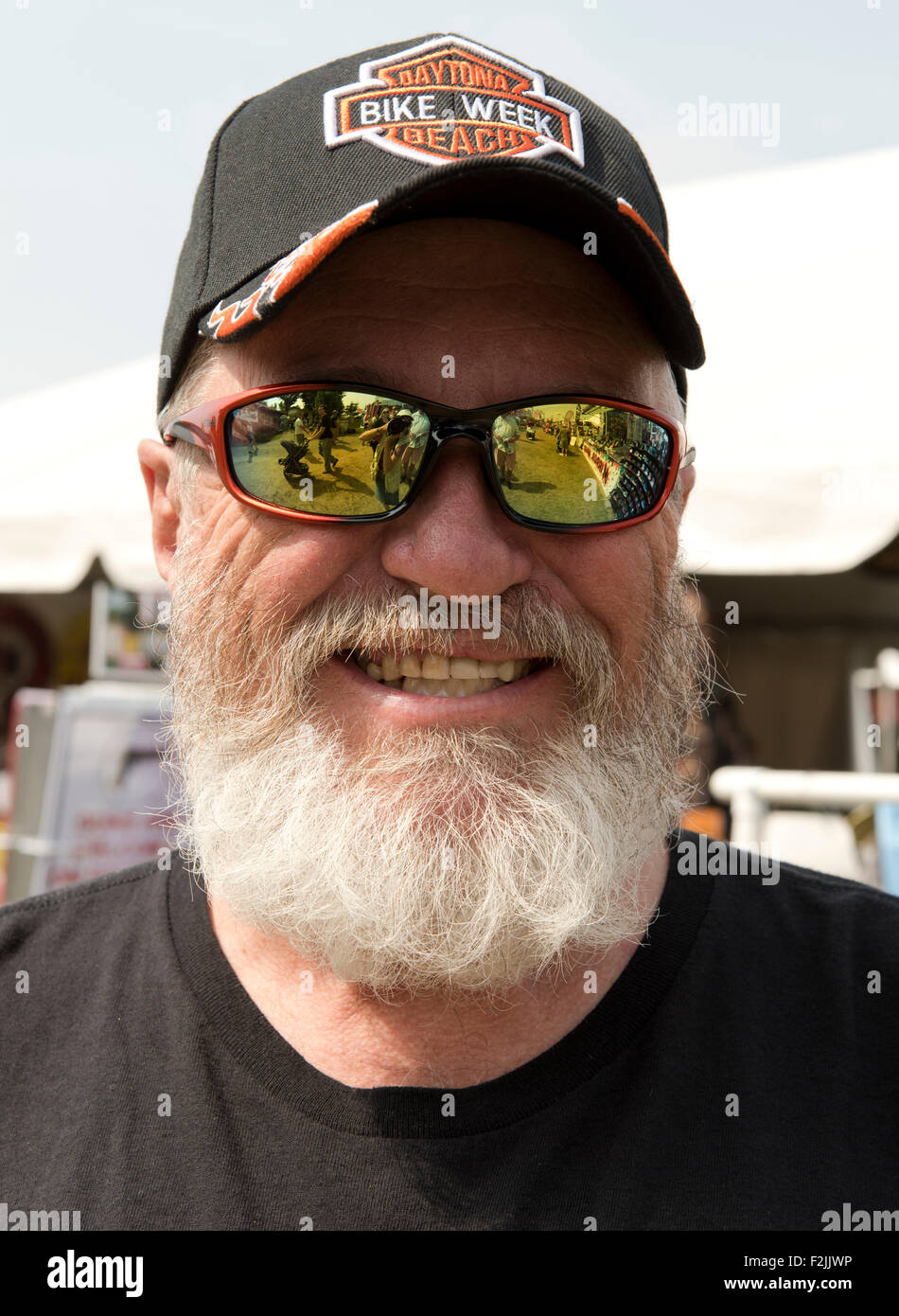 Ein Mann in verspiegelten Sonnenbrillen und Bart im Washington County Fair in Greenwich, New York Staat, Vereinigte Staaten von Amerika Stockfoto