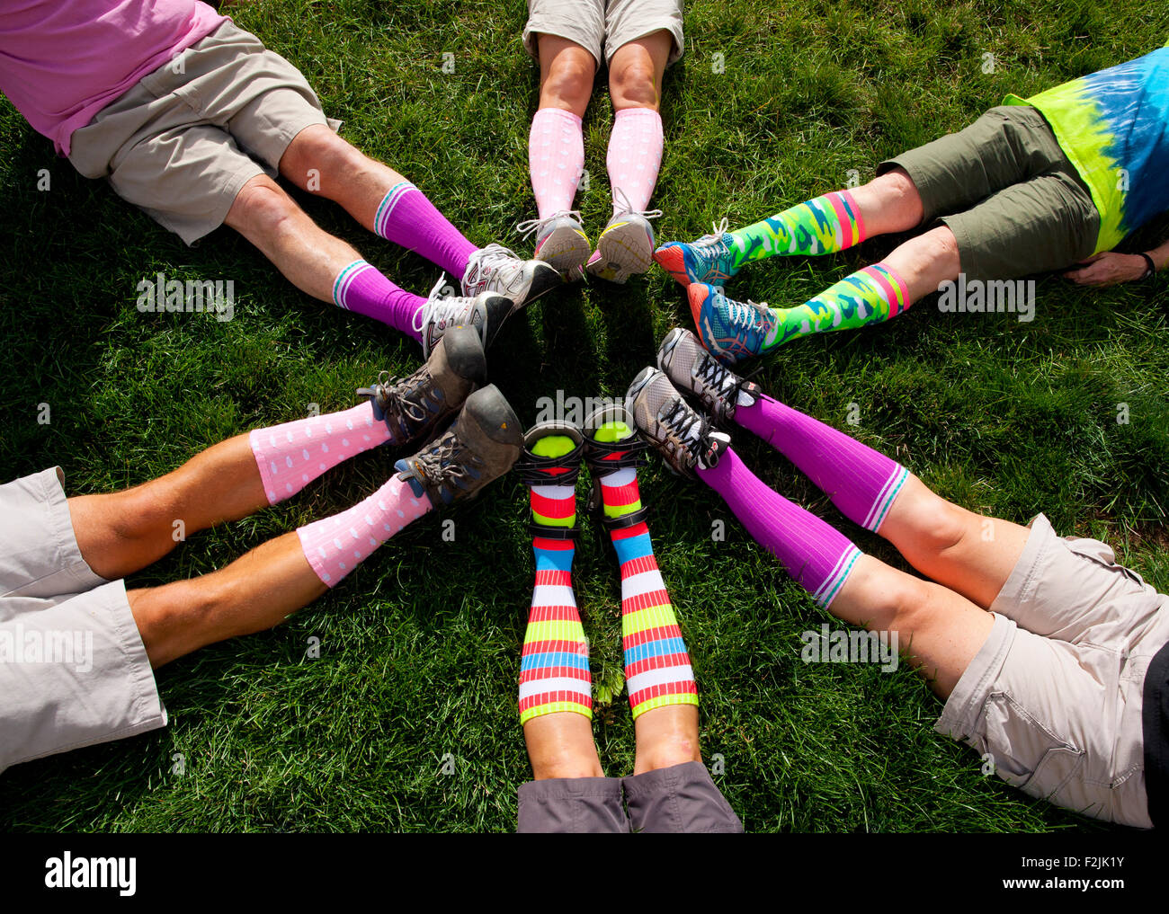 Beine und bunte Socken von oben - Colorado, USA Stockfoto