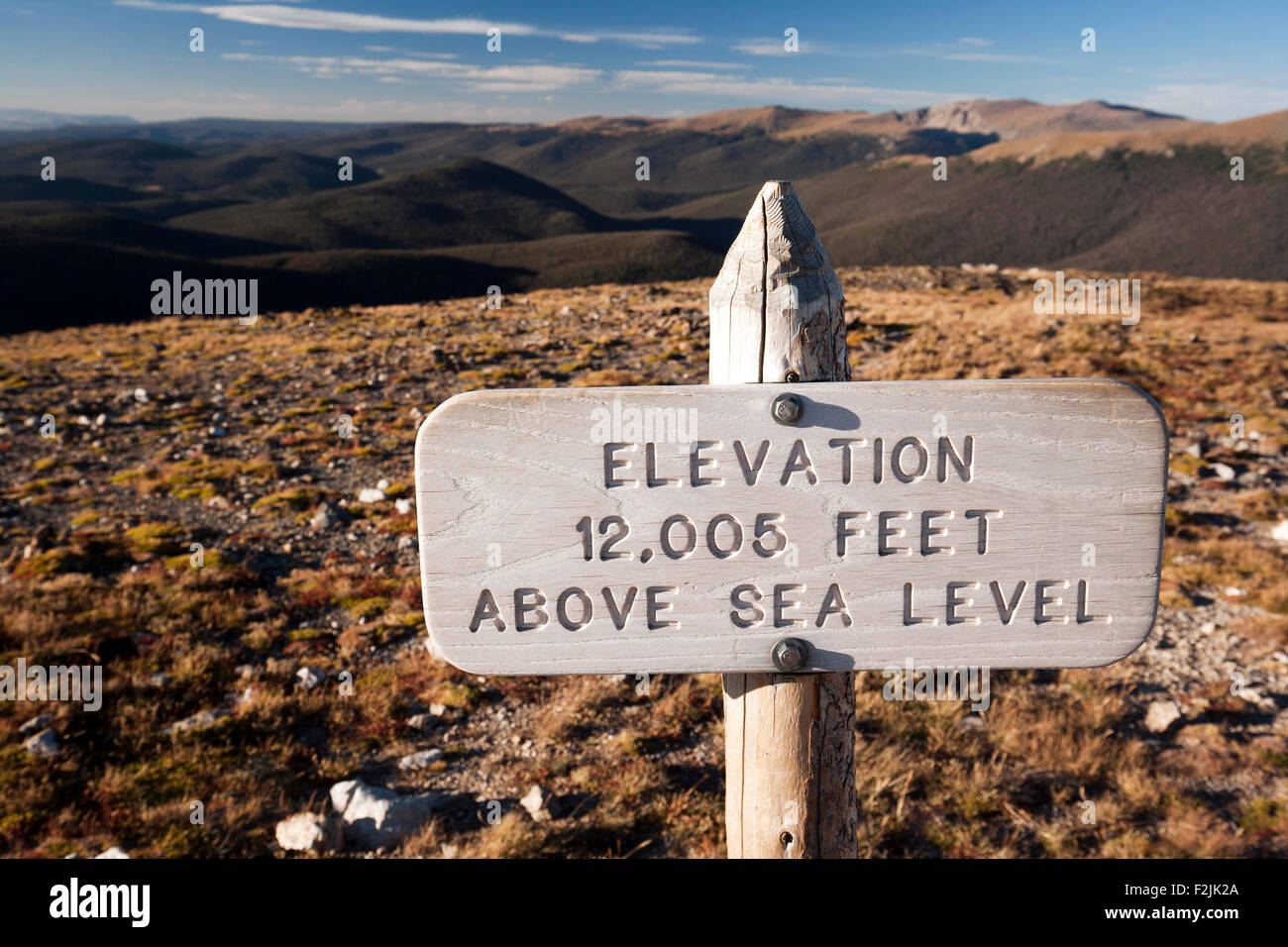 Höhe Zeichen 12.005 Füße - Alpine Tundra Ökosystem - Rocky Mountain National Park, in der Nähe von Estes Park, Colorado, USA Stockfoto