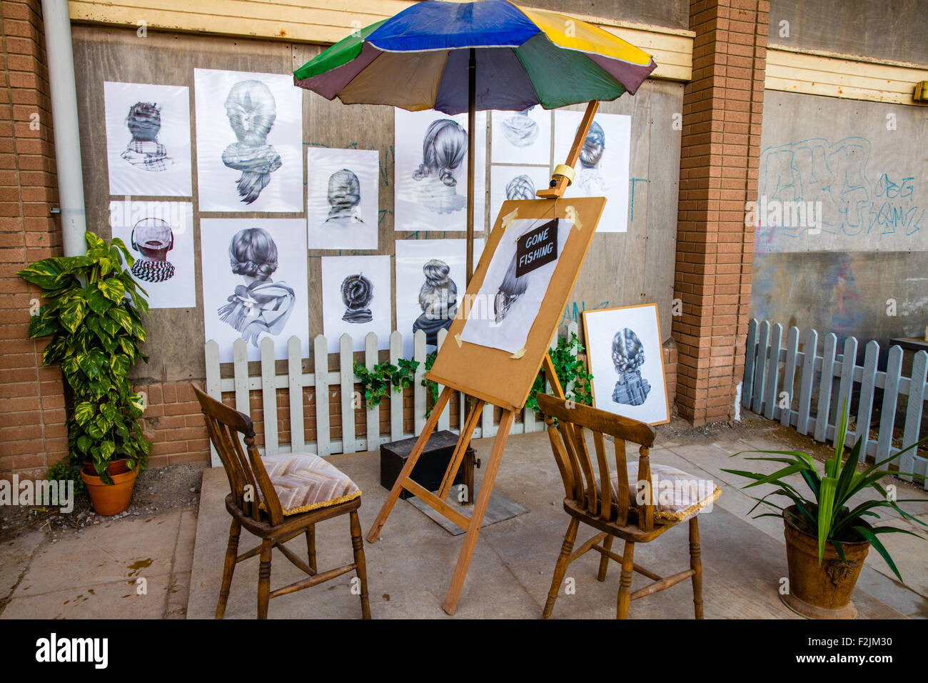 Künstler-Ecke von Dismaland Weston super Mare mit Bleistiftzeichnungen und eine Staffelei mit gegangen, um Mittagessen Ankündigung Stockfoto