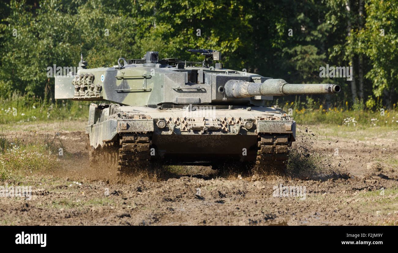 In Deutschland hergestellte Leopard 2 A4 Kampfpanzer der finnischen Armee in eine Anzeige bei der gepanzerten Brigade in Parola präsentiert wird. Stockfoto