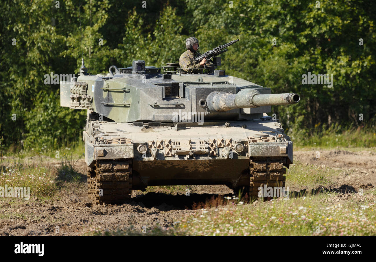 In Deutschland hergestellte Leopard 2 A4 Kampfpanzer der finnischen Armee in eine Anzeige bei der gepanzerten Brigade in Parola präsentiert wird. Stockfoto