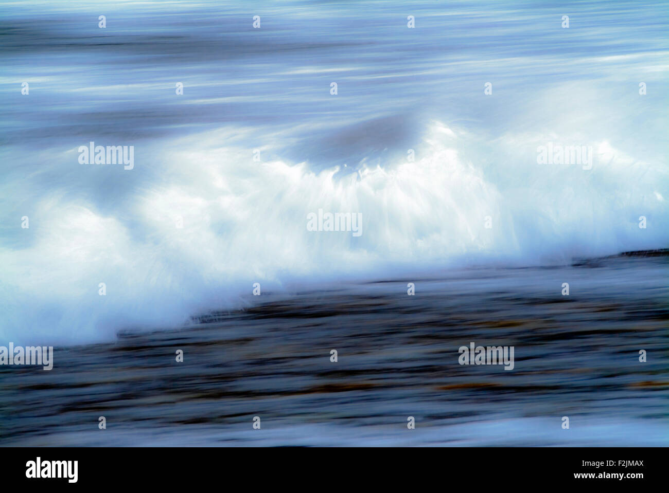 Bewegung der Wellen am Strand Stockfoto