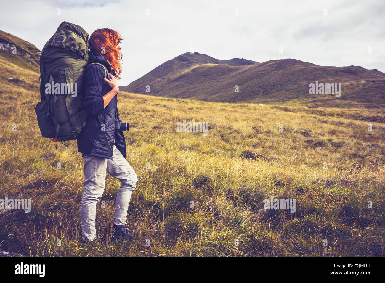 Junge Frau backpacking durch Wildnis mit Bergen Stockfoto