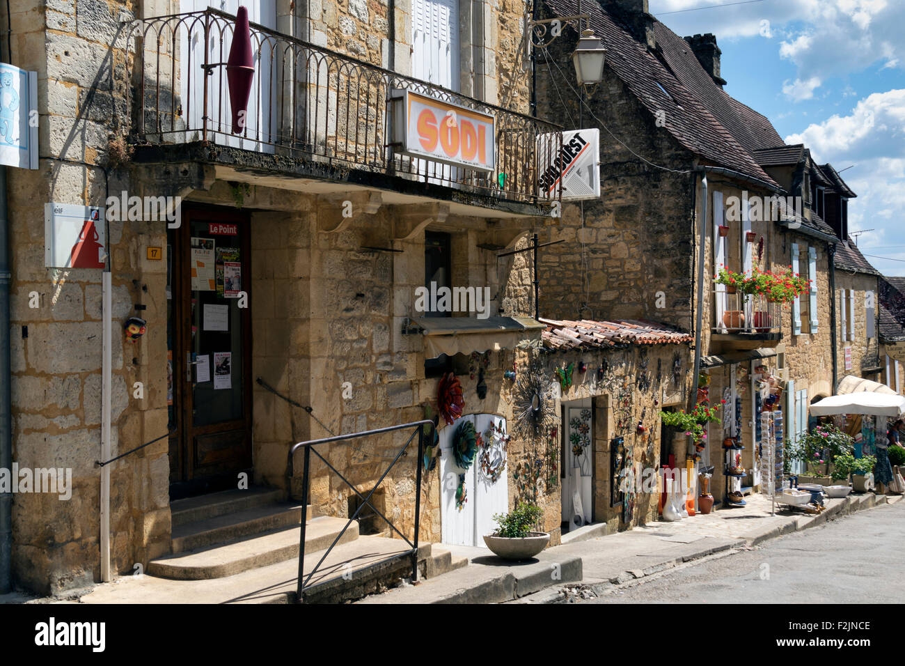 Straße in die Hügel französischen Dorf von Domme in der Dordogne Stockfoto