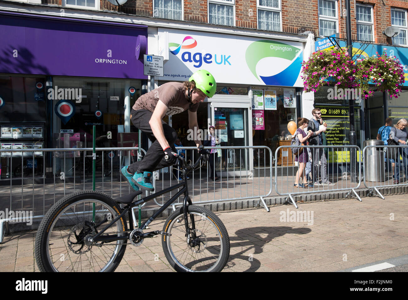 Orpington, UK, 20. September 2015, Orpington High Street wurde eine Freizone Verkehr als Radfahrer übernahm. Euan Beaden führt Stunt Credit: Keith Larby/Alamy Live News Stockfoto