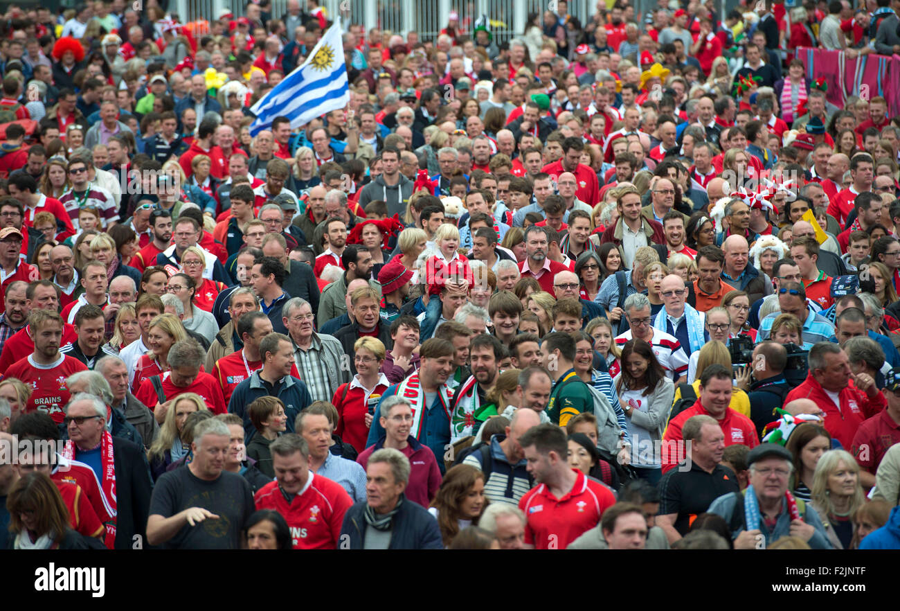 Wales-Fans in Cardiff vor einer Rugby-WM-Spiel gegen Uruguay. Stockfoto
