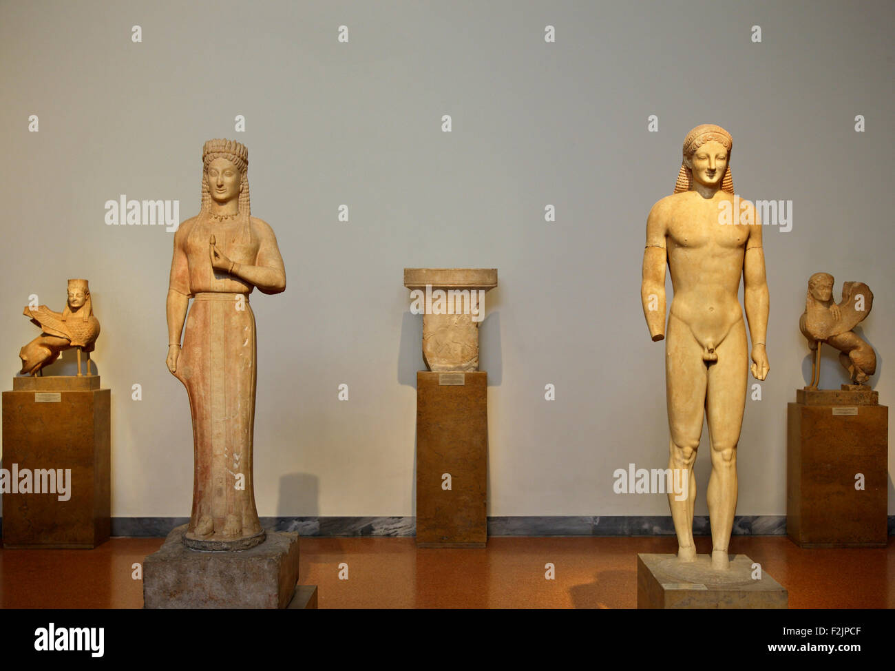 Statue von Kore (junge Frau) und ein Kouros (junger Mann) im nationalen archäologischen Museum von Athen. Stockfoto