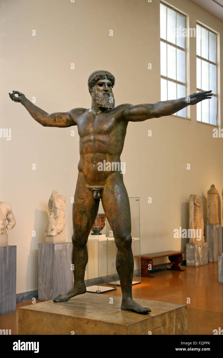 Bronzestatue des Zeus oder Poseidon, Nationales Archäologisches Museum, Athen, Griechenland. Stockfoto