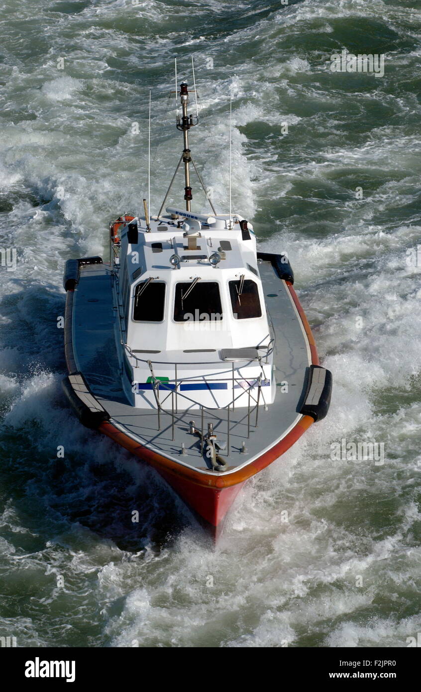 AJAXNETPHOTO. 10. APRIL 2006.LE HAVRE, FRANKREICH. -WORKBOAT - HAFEN LOTSENBOOT. FOTO: JONATHAN EASTLAND/AJAX REF: D61004 1093 Stockfoto