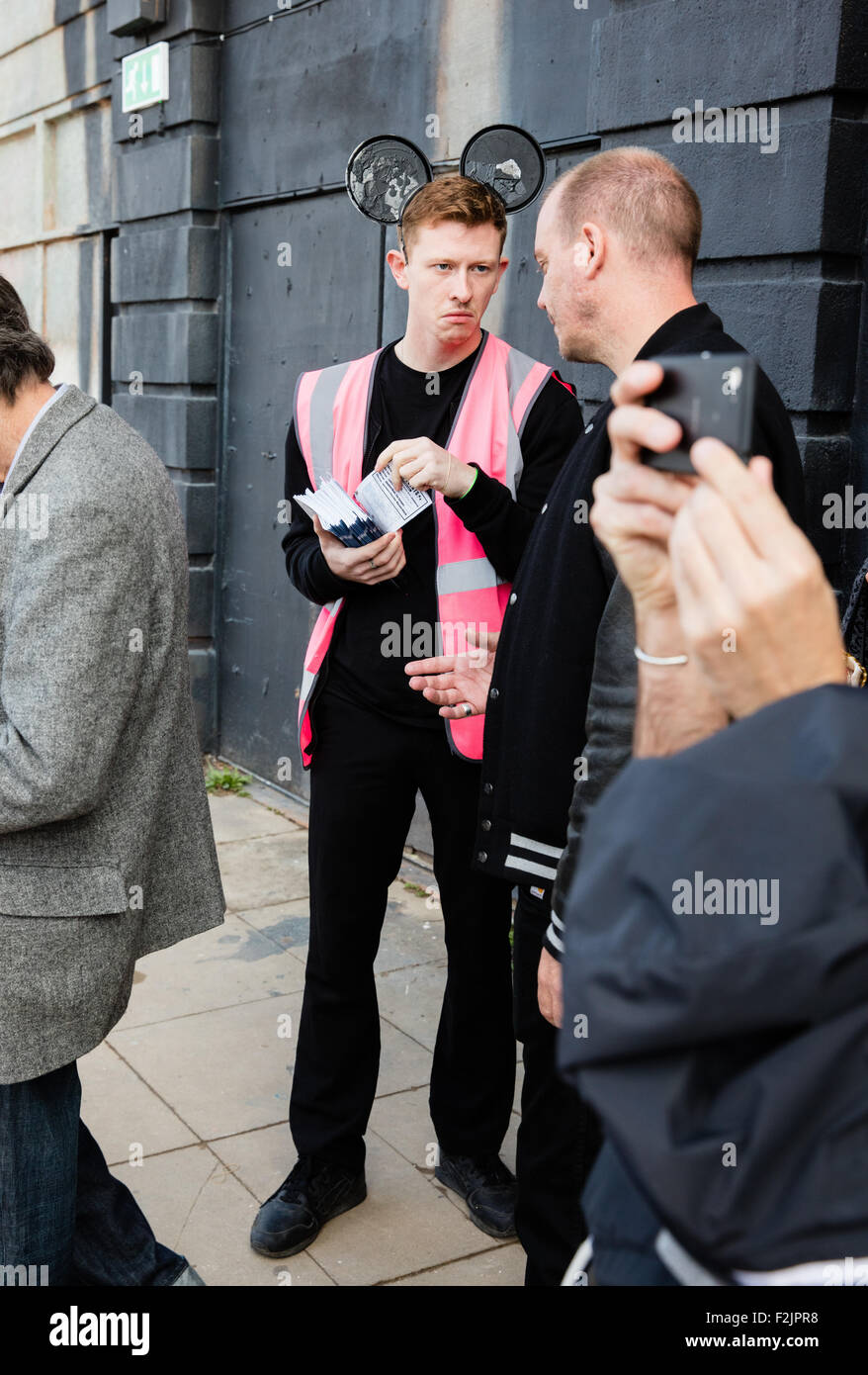 Ein freundliches, hilfsbereites Personal-Mitglied mit Mouse-Ohren begrüßen die Besucher nach Banksy Dismaland in Weston Super Mare Stockfoto